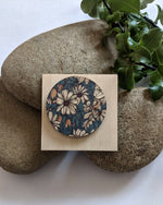 Load image into Gallery viewer, Daisy brooch

