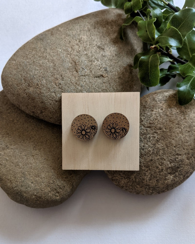 Etched daisy earrings